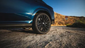 Schwarze Räder für Pkw und Lkw